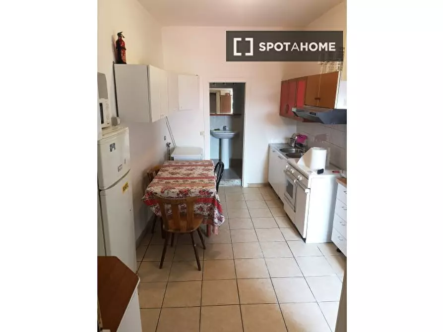 Immagine 3 di Camera condivisa in affitto  in Vico Melofioccolo a Napoli