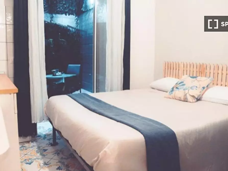 Immagine 2 di Camera condivisa in affitto  in Via Salvator Rosa a Napoli