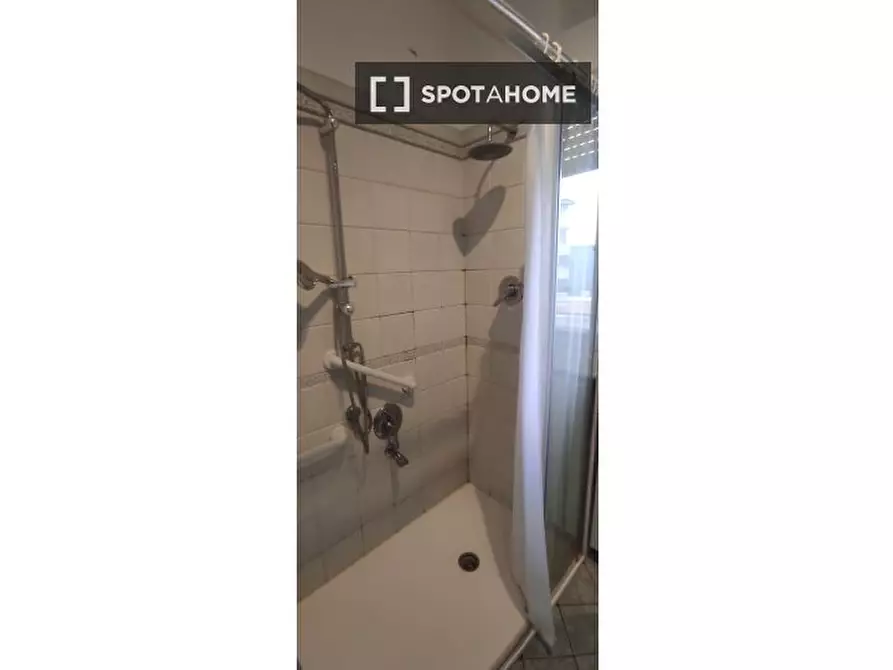 Immagine 17 di Camera condivisa in affitto  in Via Varesina a Milano