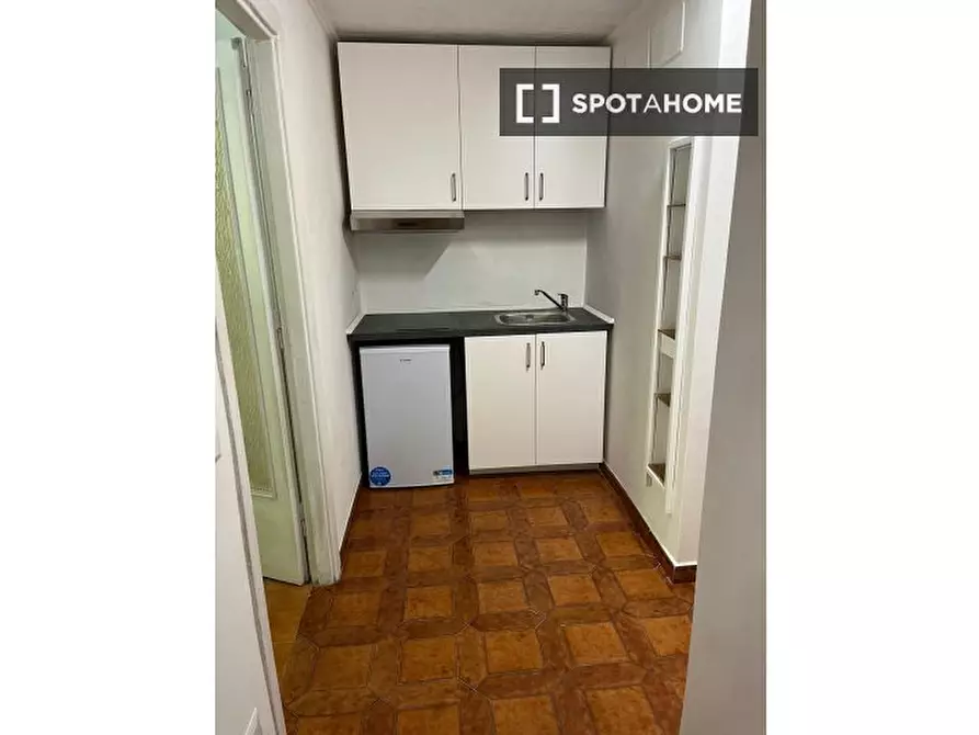 Immagine 4 di Camera condivisa in affitto  in Via Valdinievole a Roma