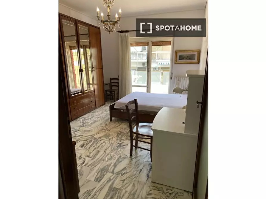 Immagine 1 di Camera condivisa in affitto  in Viale Maria Bakunin a Napoli