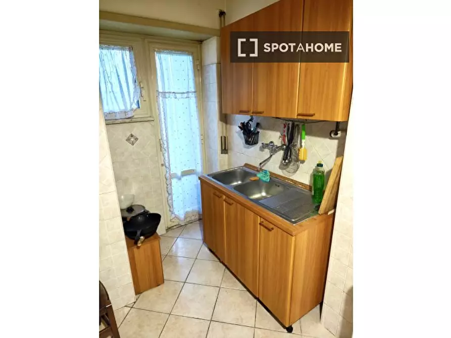 Immagine 1 di Camera condivisa in affitto  in Via Licinio Stolone a Roma