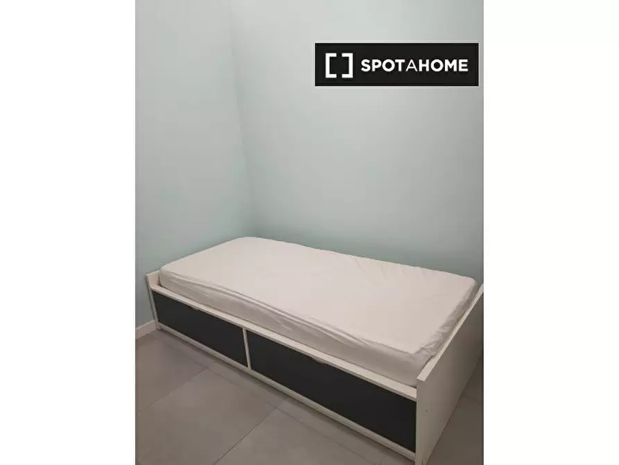 Immagine 10 di Camera condivisa in affitto  in Via Verolengo a Torino