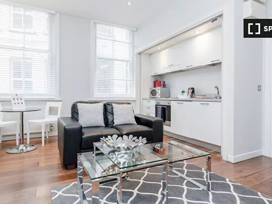 Immagine 1 di Appartamento in affitto  in Dyer's Buildings a Camden Town