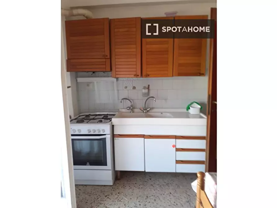 Immagine 4 di Camera condivisa in affitto  in Viale Alessandrino a Roma