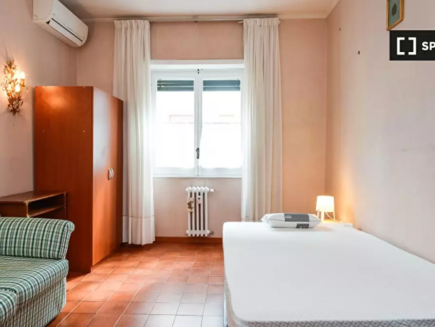 Immagine 1 di Camera condivisa in affitto  in Lungotevere Dante, 00146 Roma RM, Italy a Roma