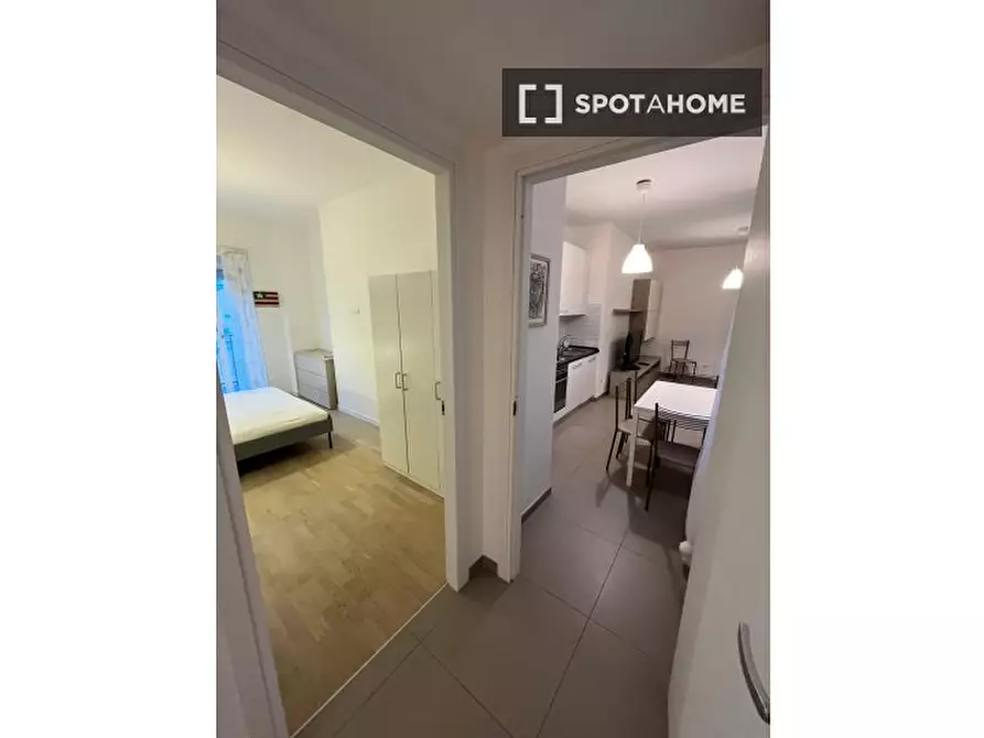 Immagine 19 di Camera condivisa in affitto  in Via Teano a Roma