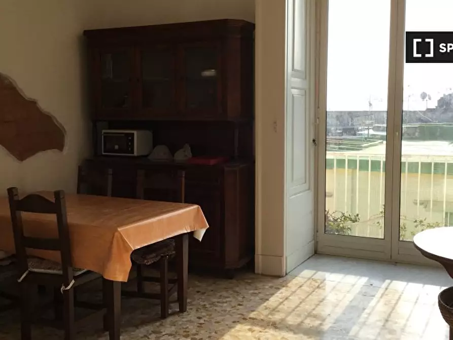 Immagine 1 di Camera condivisa in affitto  in Via Cedronio a Napoli
