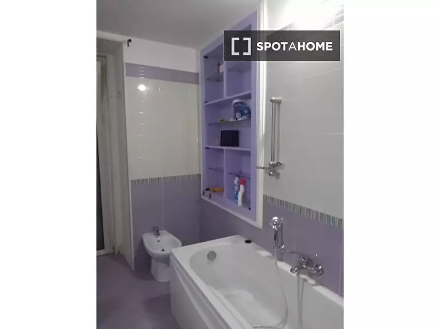 Immagine 9 di Camera condivisa in affitto  in Via Ventaglieri a Napoli