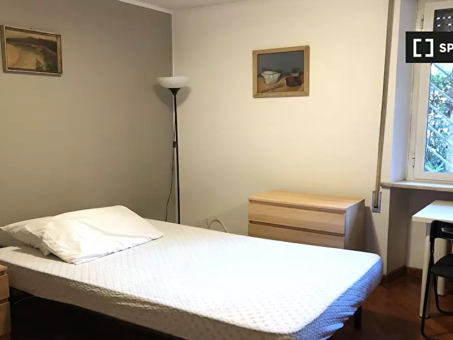 Immagine 1 di Camera condivisa in affitto  in Viale Egeo, 00144 Roma RM, Italy a Roma