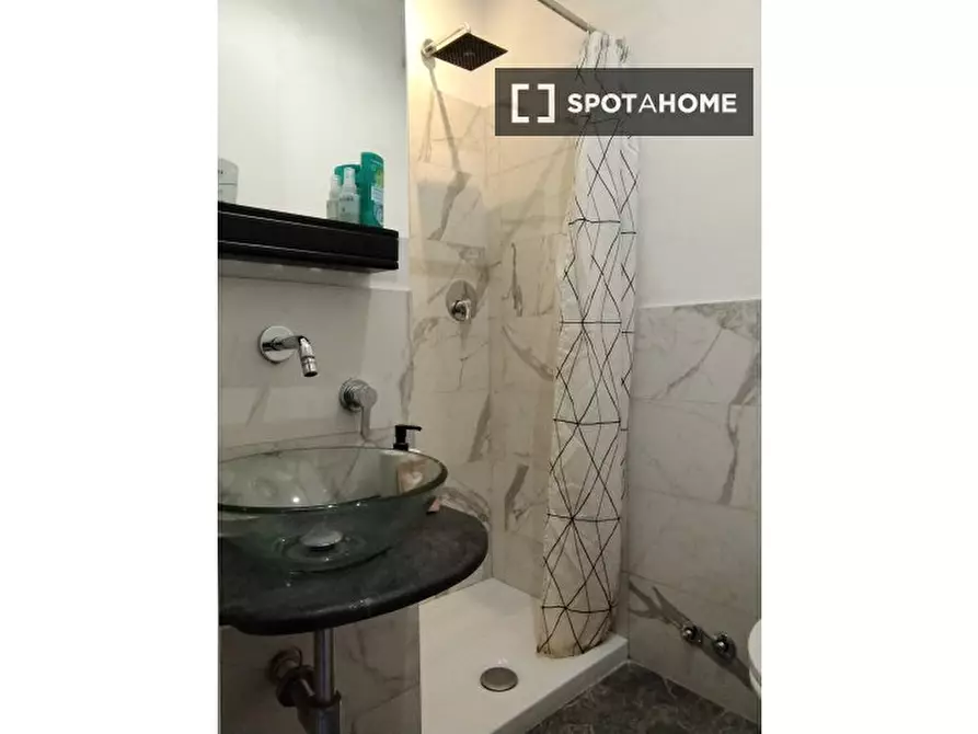 Immagine 7 di Camera condivisa in affitto  in V.le Leonardo da Vinci a Roma