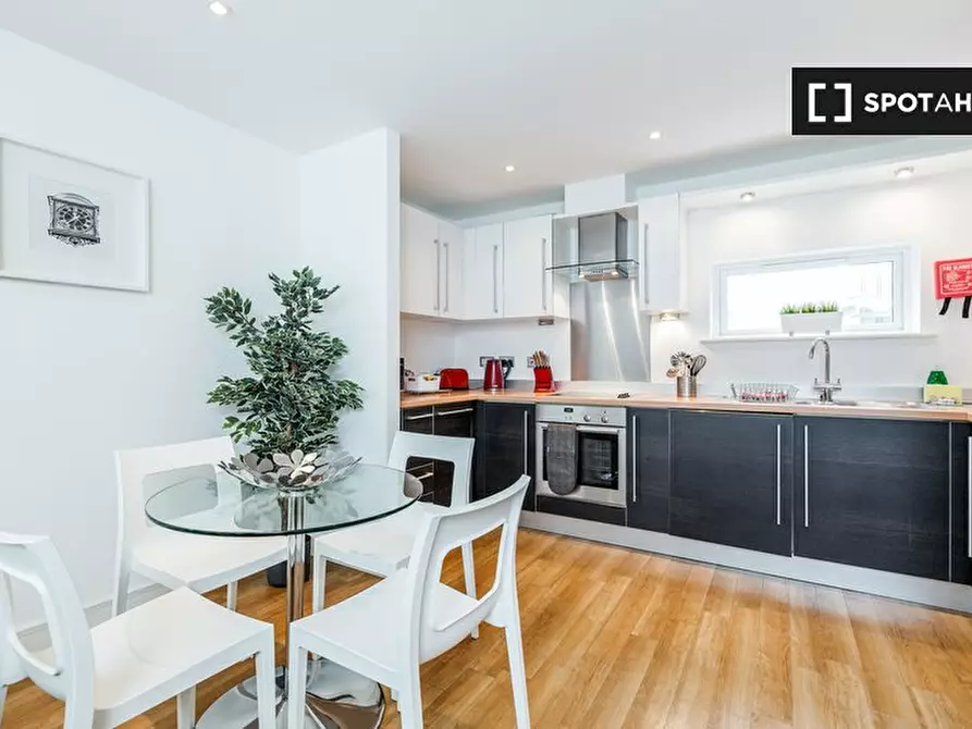 Immagine 3 di Appartamento in affitto  in Walnut Tree Cl a Guildford