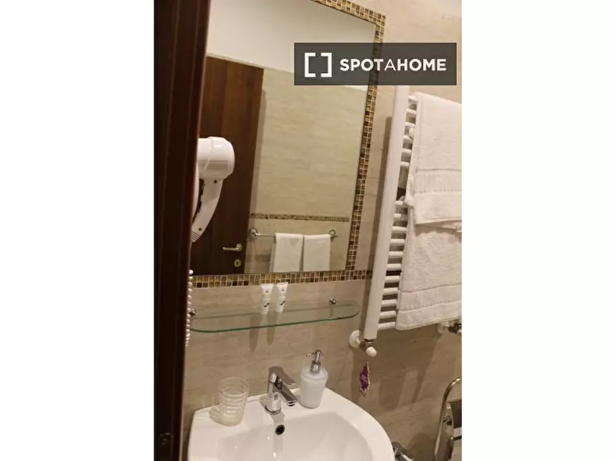 Immagine 2 di Camera condivisa in affitto  in Via Gian Luca Squarcialupo a Roma