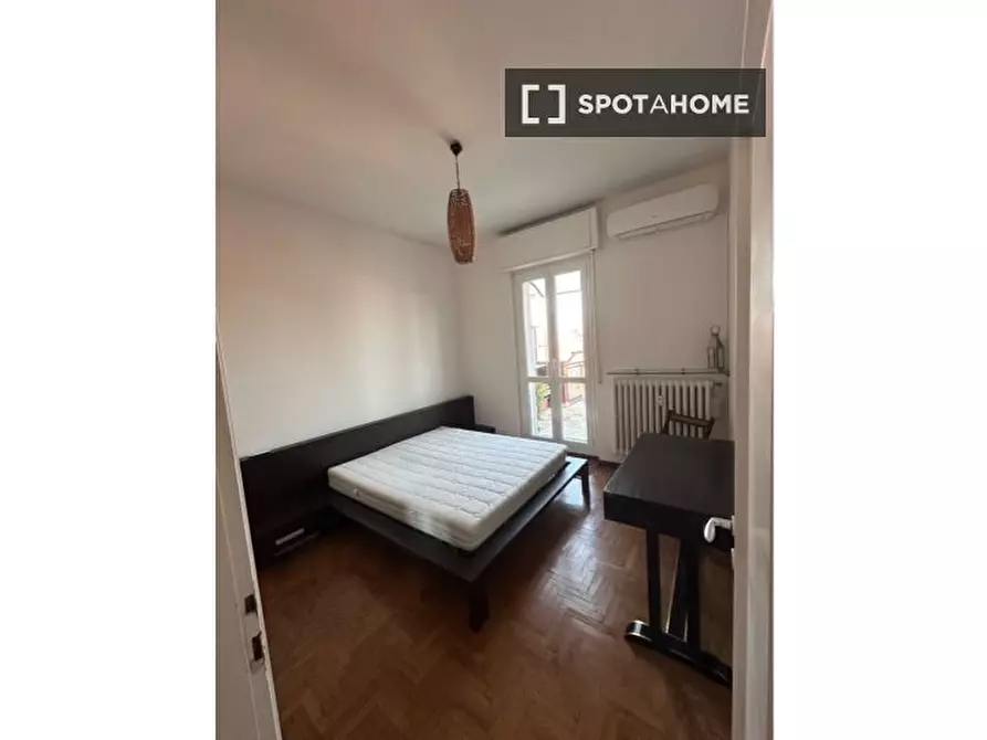 Immagine 1 di Camera condivisa in affitto  in Via Angelo Inganni a Milano