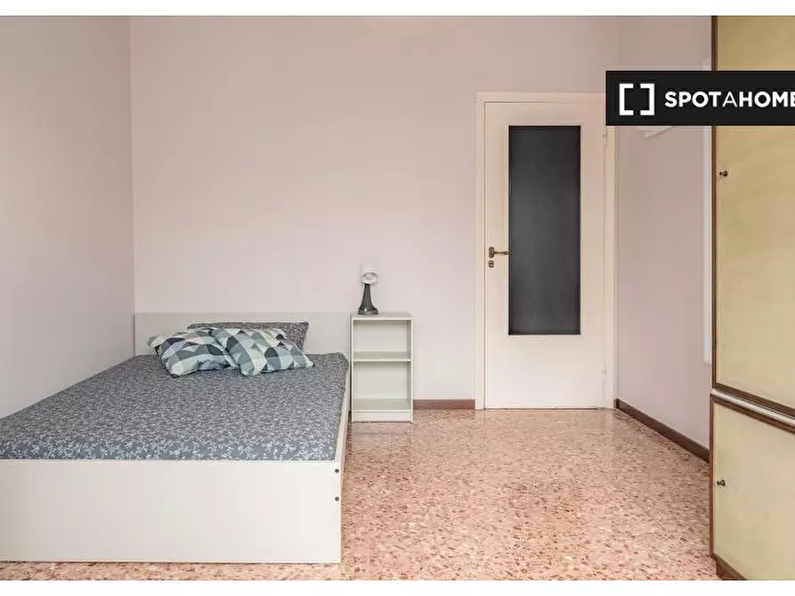 Immagine 6 di Camera condivisa in affitto  in Via Angera a Milano