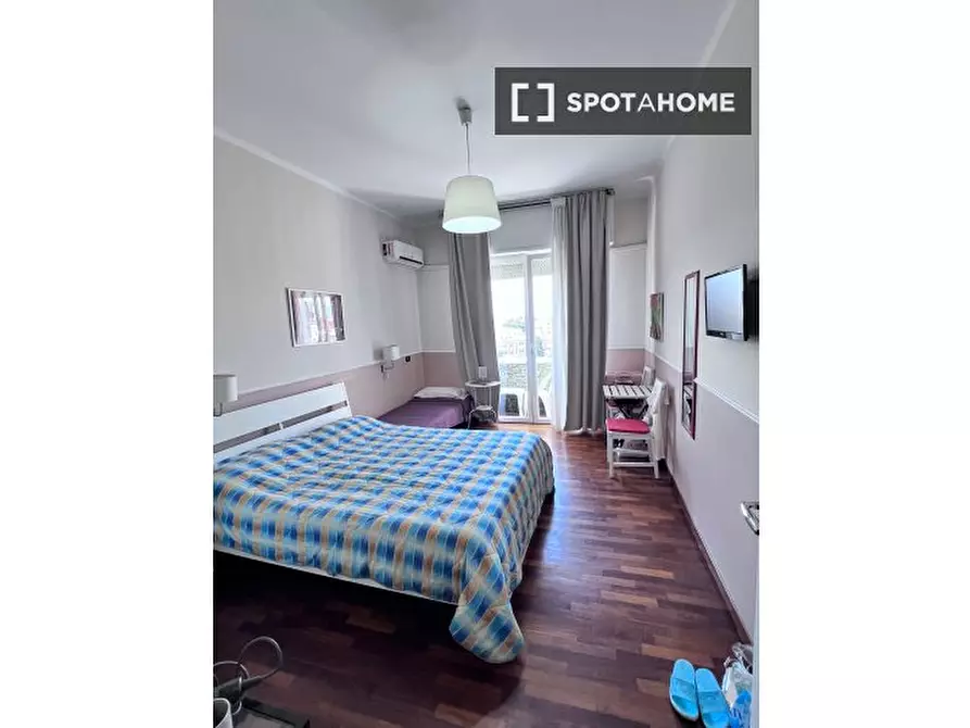 Immagine 2 di Camera condivisa in affitto  in Via Appia Nuova a Roma