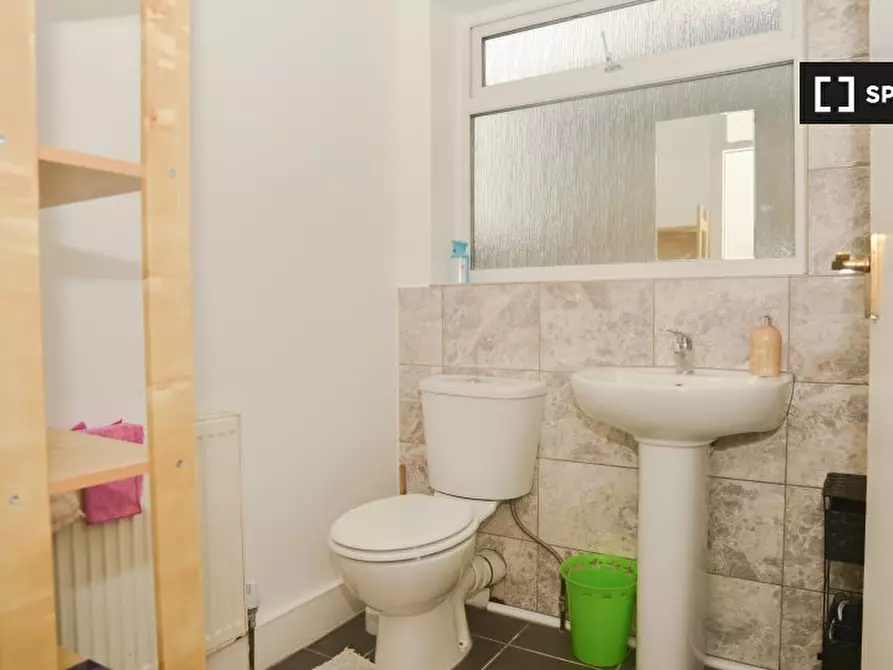 Immagine 13 di Camera condivisa in affitto  in Prince Regent Ln a East Ham