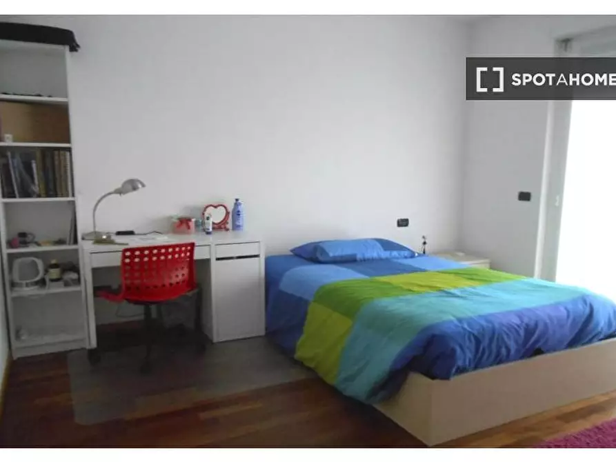 Immagine 1 di Camera condivisa in affitto  in Piazzale Egeo a Milano