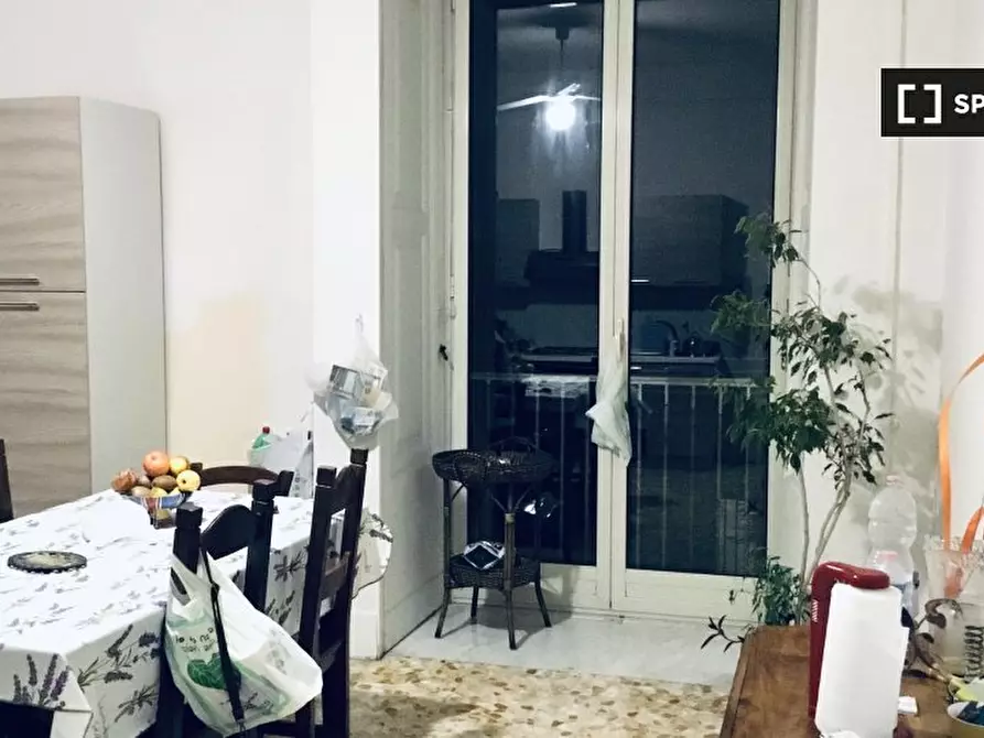 Immagine 2 di Camera condivisa in affitto  in Via Cedronio a Napoli