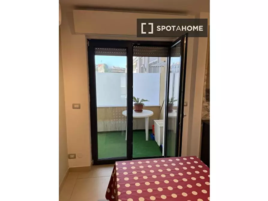 Immagine 8 di Camera condivisa in affitto  in Via Pasquale Frustaci a Napoli