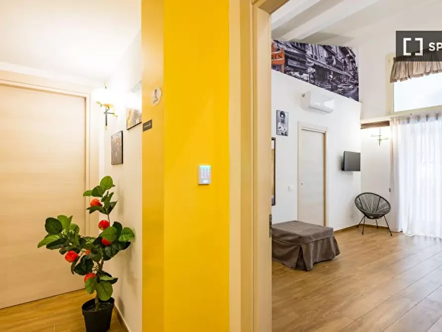 Immagine 17 di Appartamento in affitto  in Via Santa Teresa degli Scalzi a Napoli