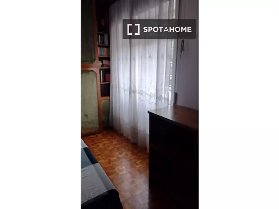 Immagine 2 di Camera condivisa in affitto  in Viale dell'Oceano Atlantico a Roma