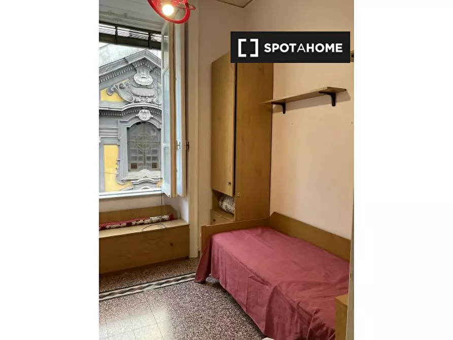 Immagine 2 di Camera condivisa in affitto  in Via Carminiello Al Mercato a Napoli