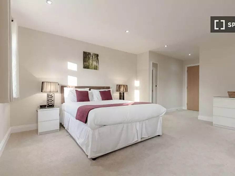 Immagine 2 di Appartamento in affitto  in Ember Ln a Esher