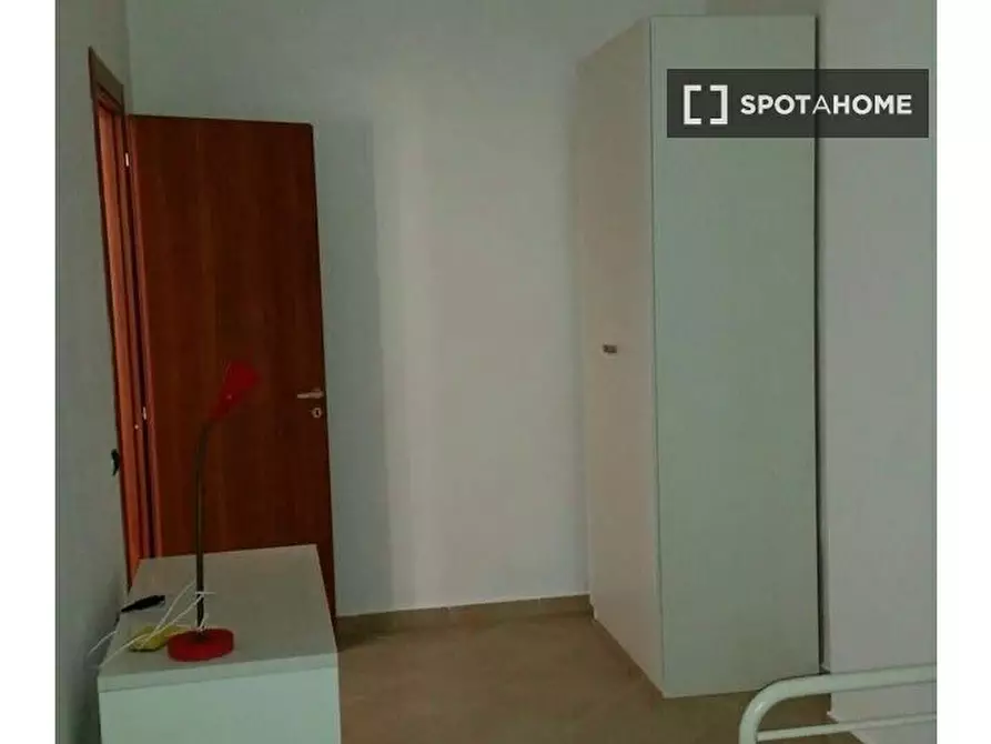 Immagine 1 di Camera condivisa in affitto  in Piazzetta Luigi Settembrini a Napoli