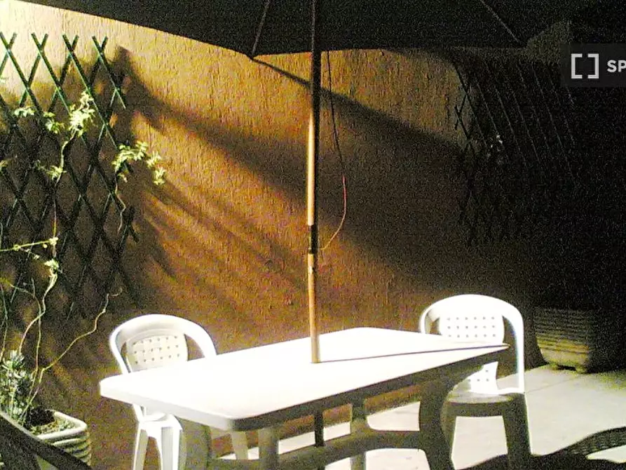 Immagine 10 di Camera condivisa in affitto  in Via Zenodossio a Roma