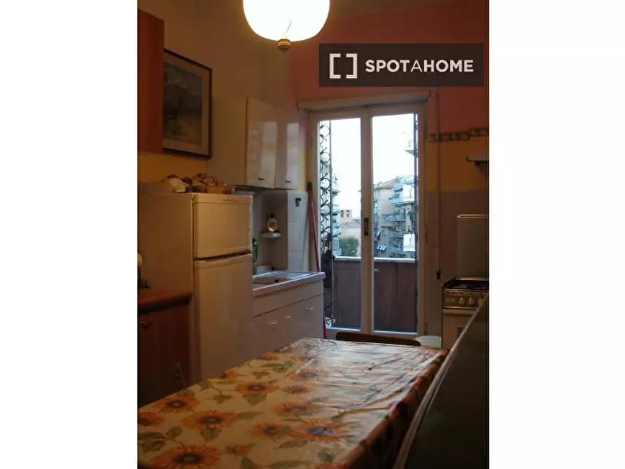 Immagine 7 di Camera condivisa in affitto  in Via Zenodossio a Roma