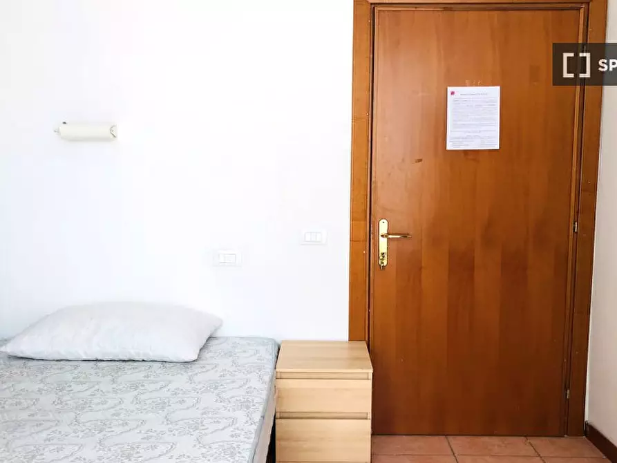Immagine 2 di Camera condivisa in affitto  in Via Alessandro Brisse a Roma