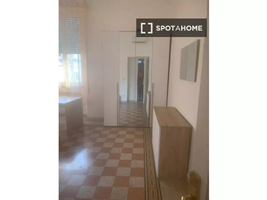 Immagine 4 di Camera condivisa in affitto  in Via Agrigento a Roma
