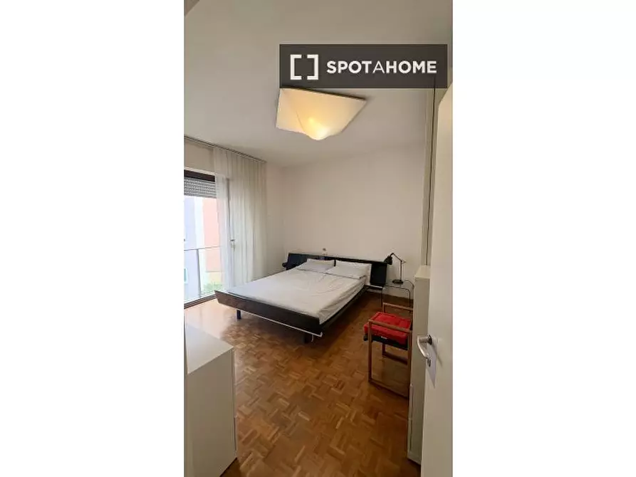 Immagine 1 di Camera condivisa in affitto  in Via Andrea Solari a Milano