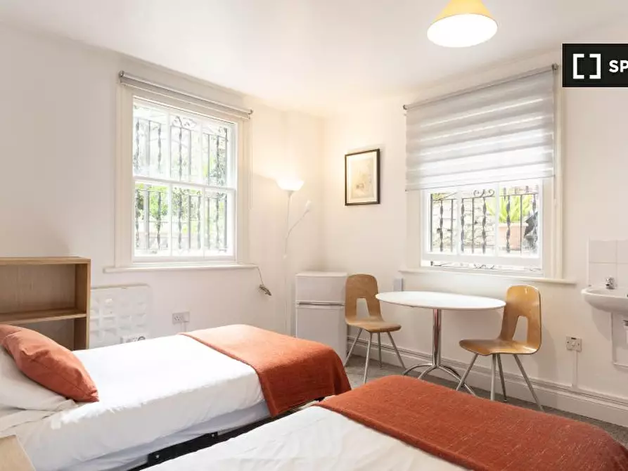 Immagine 2 di Camera condivisa in affitto  in Lower Ground a Kensington