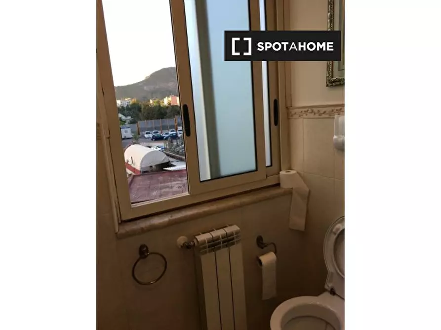 Immagine 12 di Camera condivisa in affitto  in Via Mario Gigante a Napoli