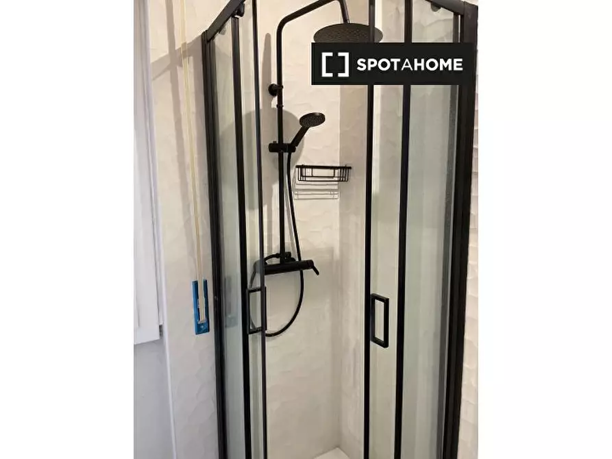 Immagine 5 di Camera condivisa in affitto  in Via Salasco a Milano