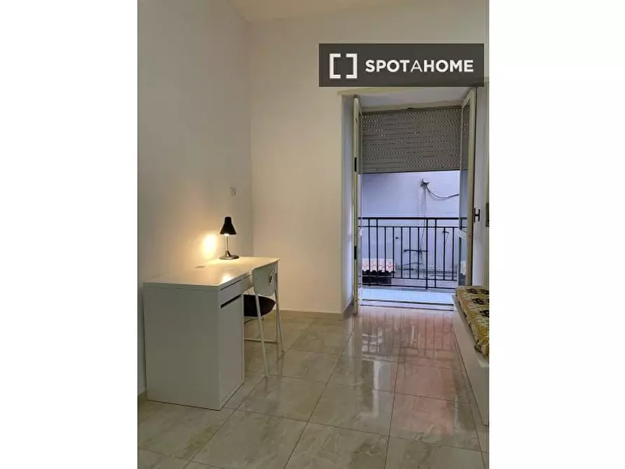 Immagine 15 di Camera condivisa in affitto  in Via delle Zite a Napoli