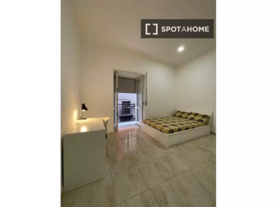 Immagine 11 di Camera condivisa in affitto  in Via delle Zite a Napoli