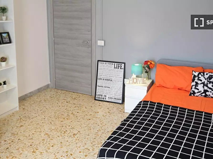 Immagine 3 di Camera condivisa in affitto  in Via Terracina n. fab. A - sc. H int. 27 a Napoli