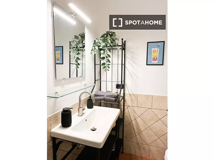 Immagine 12 di Camera condivisa in affitto  in Via Alberto Lupo a Roma