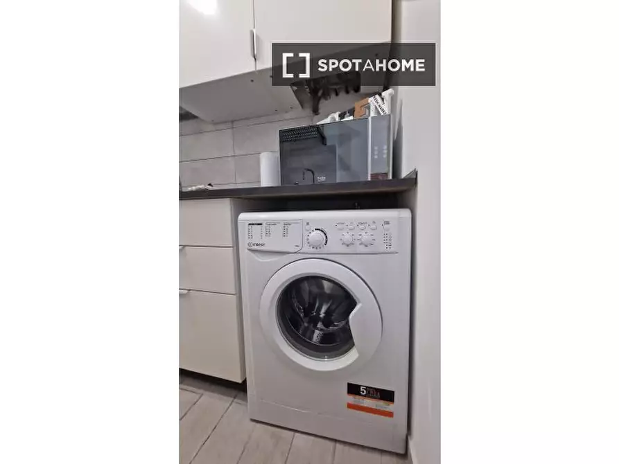 Immagine 9 di Camera condivisa in affitto  in Via Ostiense a Roma