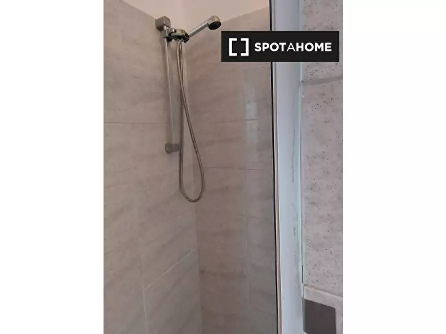 Immagine 11 di Camera condivisa in affitto  in Via Sterope a Roma