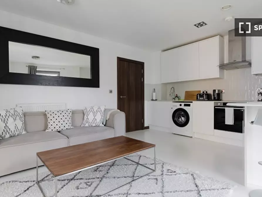 Immagine 1 di Appartamento in affitto  in Bridges Court Road a Wandsworth