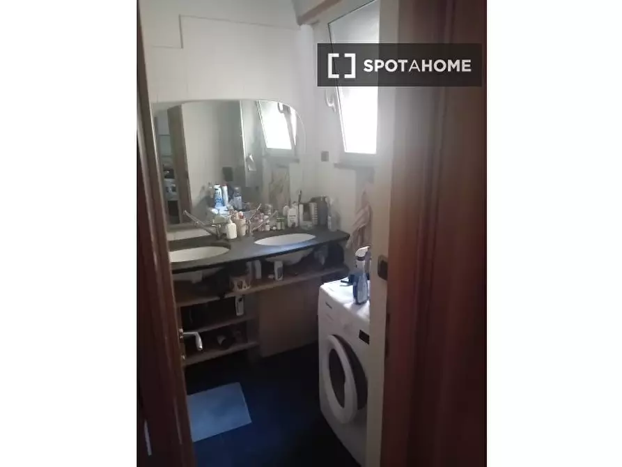 Immagine 5 di Camera condivisa in affitto  in Via Cratete di Mallo a Roma
