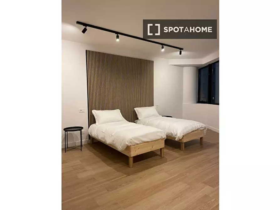 Immagine 2 di Camera condivisa in affitto  in Via Pasquale Frustaci a Napoli