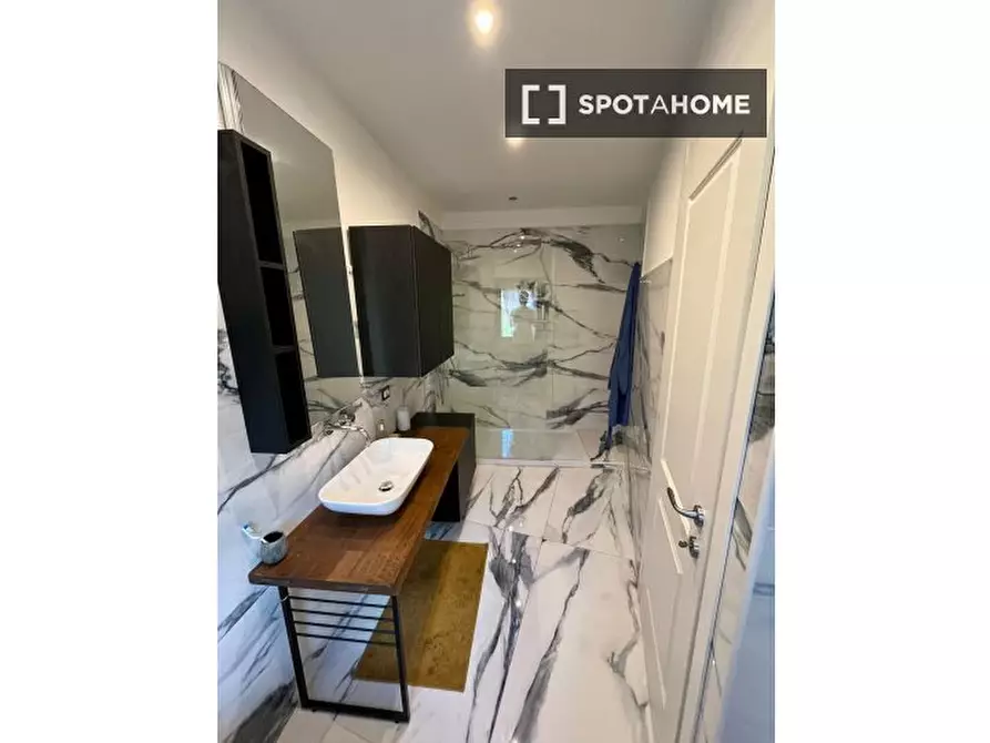 Immagine 4 di Camera condivisa in affitto  in Via di Torre Gaia a Roma