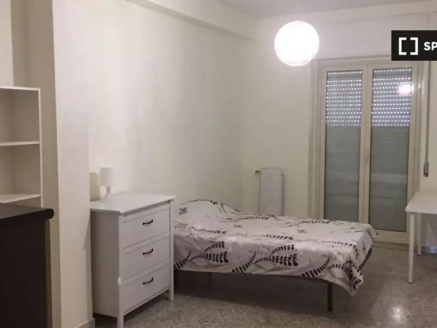 Immagine 3 di Camera condivisa in affitto  in Via Croce Rossa a Napoli