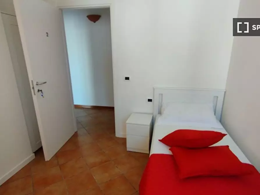 Immagine 3 di Camera condivisa in affitto  in Via Francesco Calzolari a Firenze