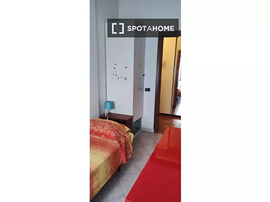 Immagine 2 di Camera condivisa in affitto  in Via di Trigoria, 00128 Selcetta RM, Italy a Roma